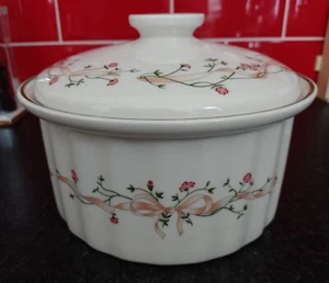 A La Carte Eternal Beau CASSEROLE DISH & LID - Picture 1 of 5