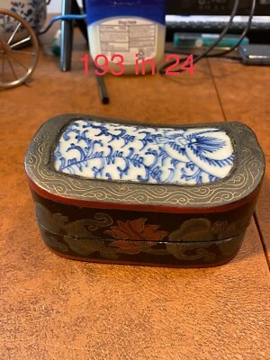 Антикварная китайская лакированная вручную ДЕРЕВЯННАЯ ШКАТУЛКА, инкрустированный фарфор сверху - Изображение 1 из 4