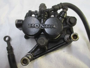 Pinza de freno delantera derecha Honda CB650SC CB650 SC Nighthawk 1983 y soporte y manguera - Imagen 1 de 15