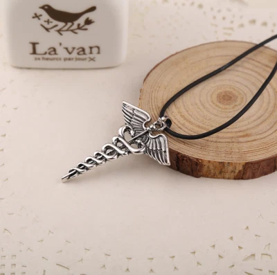 Percy Jackson Collana/Ciondolo S.P.Q.R. GIOVE CAMP Ali D'Angelo Magic Wand Caduc - Immagine 1 di 2