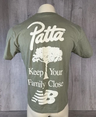 Camiseta Patta X New Balance Verde "Keep Your Family Close" Para Hombre Talla Pequeña Foto 1 de 4