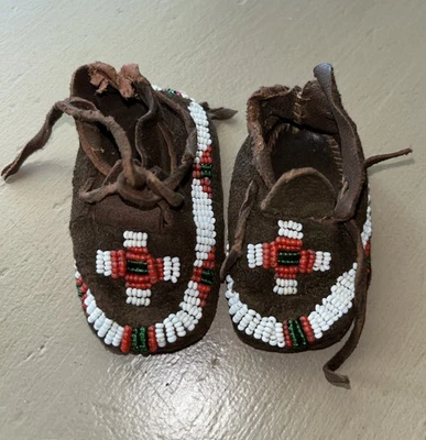 Navajo VINTAGE 1950 baby/Doll Brown Moccasins Leather Hyde beaded 3"long - Image 1 of 4