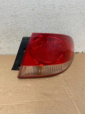 2001 年至 2002 年马自达 Millenia 右乘客侧尾灯 原始设备制造商 q8909 DG — 第 1/4 张图片