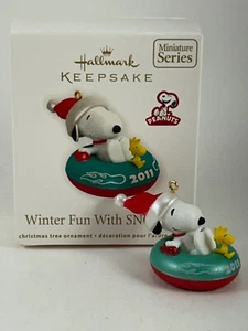 2011 Winterspaß mit Snoopy #14 - Miniatur Hallmark Ornament - Snow Tube Schlitten - Bild 1 von 13