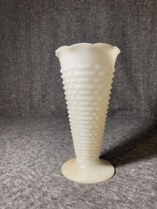 milkglass vase abstract detail - Picture 1 of 3
