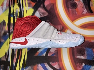 Lixeira NIke Kyrie 2 infantil branca/vermelha salpicada tamanho 9c 827281-166 10&12 - Imagem 1 de 4