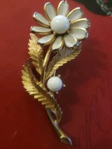 Broche Corona TRIFARI FLOR DORADA Vintage con PEDALES DE PERLA 1955 - Imagen 1 de 18