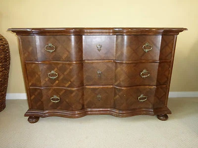 Aparador vintage francés de madera parquet serpentina hecho en Italia Foto 1 de 4