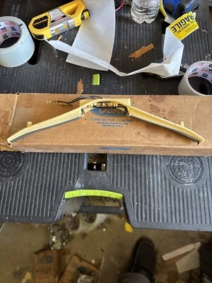 Новый из старых запасов 1970 -1973 Ford Mustang 2 спицы рулевое колесо гудок подушечка переключатель D2AZ-13A875-B - Изображение 1 из 2