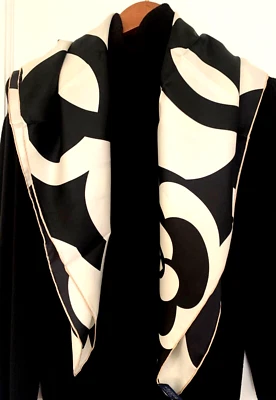 Bufanda 14momme 35"x35" negro/blanco estampado de camelia pura sarga morera seda 88x88 cm Foto 1 de 4