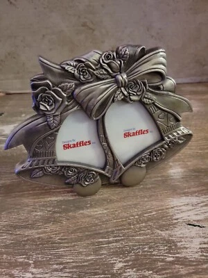 SKAFFLES INC HERMOSO MARCO DOBLE DE METAL PLATEADO CAMPANAS Y FLORES DE RAMO Foto 1 de 4