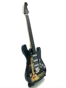Miniature Fender Standard Stratocaster Chitarra - Queen 2 (ornamentale) - Foto 1 di 3