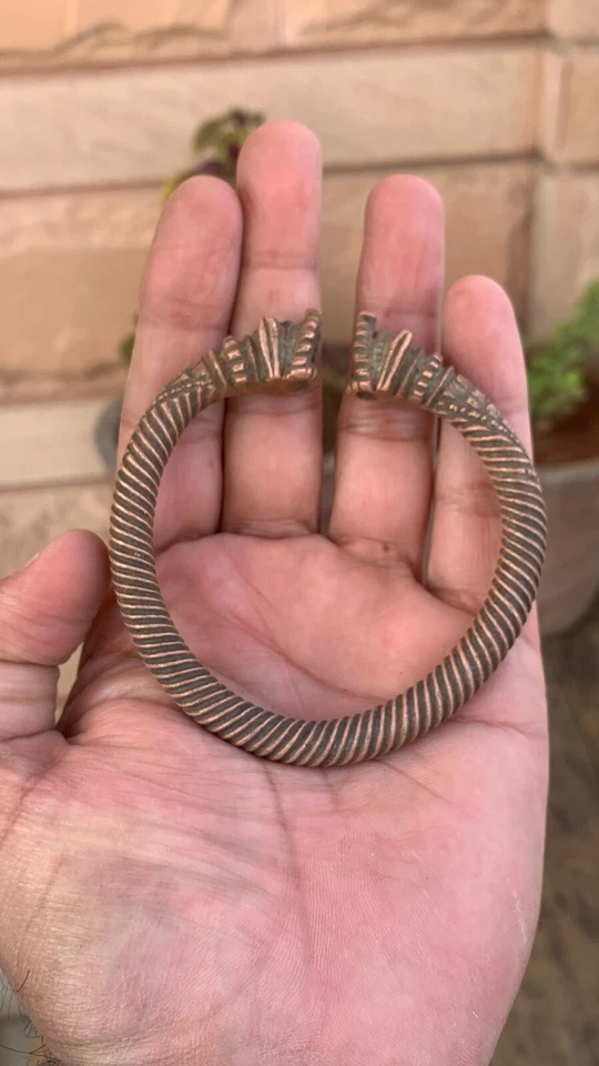 Antiguo brazalete de mano de cobre tallado a mano de colección grabado a mano Kada Foto 1 de 4