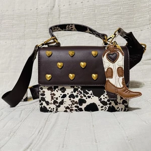 Betsey Johnson Western braun & schwarz Kuh Umhängetasche mit Herz Akzenten Charms - Bild 1 von 16