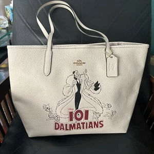 Coach Disney X Cruella De Vil 101 Dalmatiner Stadt Tragetasche Geldbörse Tasche Bösewicht creme - Bild 1 von 14