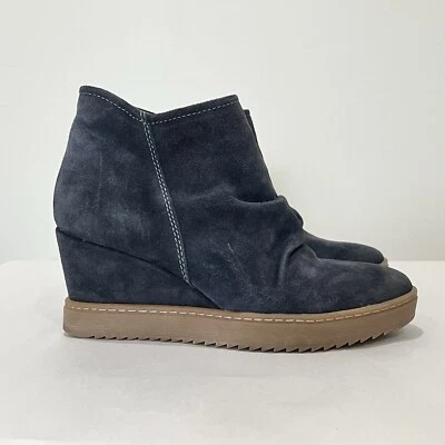 Bota de tacón de cuña impermeable de gamuza Sofft Siri en azul oscuro talla 8M Aqua Sofft Foto 1 de 4