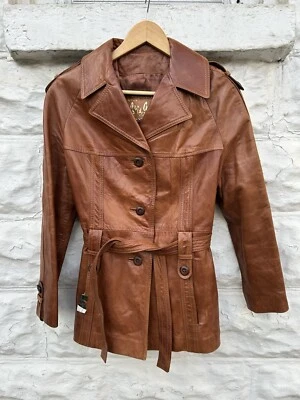Abrigo de cuero para mujer Skin Gear marrón con doble botonadura con cinturón  Foto 1 de 4
