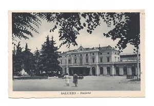 CUNEO SALUZZO STAZIONE ANNI '30 CARTOLINA NON VIAGGIATA ANIMATA FP - Picture 1 of 2