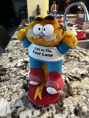 Monopatín rojo Fast Lane 1981 peluche Garfield hecho a mano vintage en muy buen estado+ Foto 1 de 4