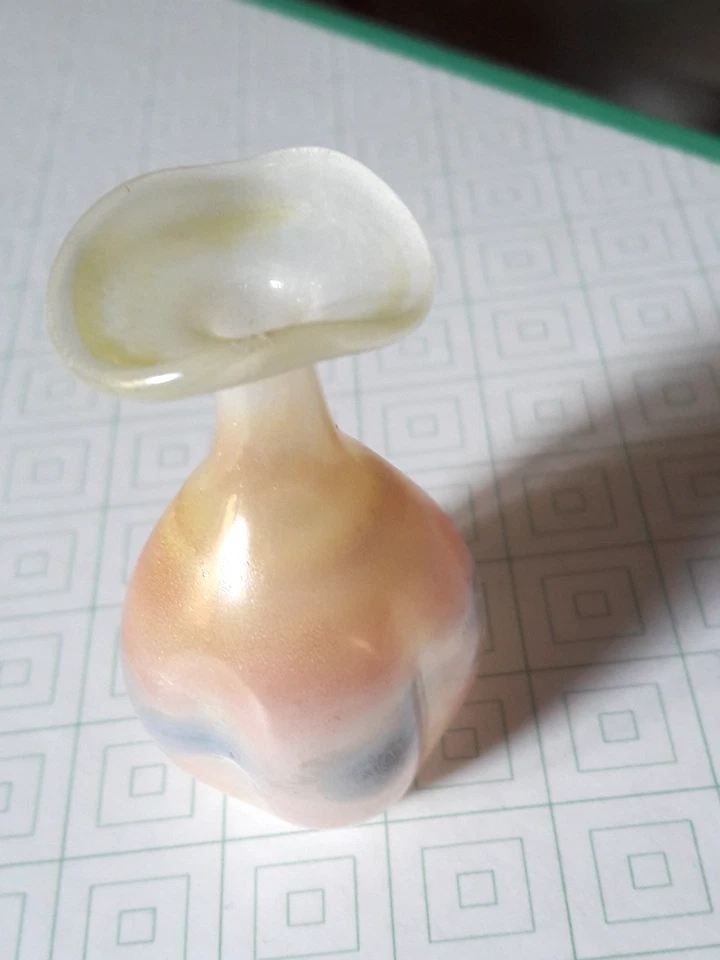 Mundgeblasene Vase in Minaturform, viereckig,  opac, weiß/braun/blau, gemarktet - Bild 1 von 4