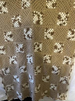 Manta cuadrada vintage hecha a mano de ganchillo abuela marrón/bronceado tiro afgano 40x60 Foto 1 de 3