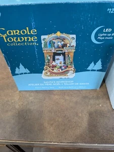 Carole Towne Christmas Collection 2019 SANTA'S WORKSHOP LED Lichter Bewegung Musik - Bild 1 von 9