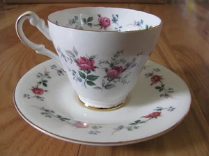 Royal Stafford Vintage rosa Rosenmuster Bone China 4 Sets Teetasse mit Fuß & Untertassen - Bild 1 von 15