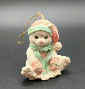 1993 Enesco CALICO KITTENS Christmas Ornament #623814 Pink Hat Kitty P Hillman - Picture 1 of 7