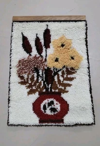 De colección MCM Shag Único Gancho de Cierre Grannycore Alfombra Montada Pared Colgante Hilo Arte - Imagen 1 de 4