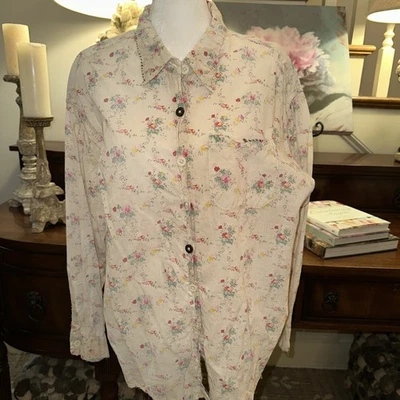 Camisa floral y crema de perlas de magnolia Foto 1 de 4