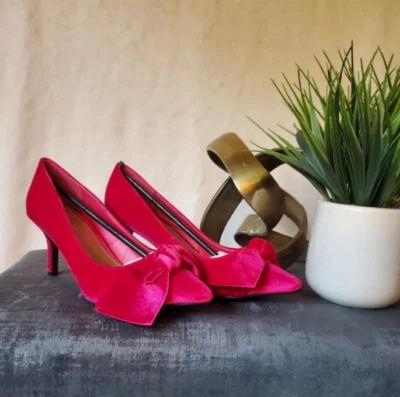 全新 竹粉色天鹅绒 尖头 带蝴蝶结 3 英寸 高跟鞋 BARBIECORE 尺寸 6 — 第 1/4 张图片