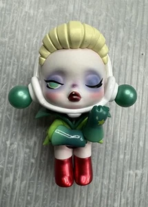 SKULLPANDA X La Famiglia Addams FIGURINA Grande Zia Sloom POP MART - Foto 1 di 10