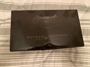 SDCC 2015 Mattel Hot Wheels Batman Vs Superman Batmobile Dawn Of Justice. Neu im Karton - Bild 1 von 6