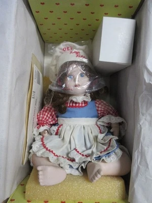 Home Collectibles Club "Kelly's Kitchen" Porcelain Doll COA 10" 1992, MINT Foto 1 de 4