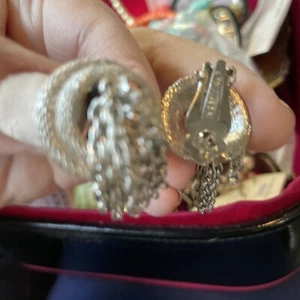 VINTAGE TASSEL EARRINGS DANGLING CLIP ONS KRAMER SILVER TONE METAL CHAIN - Picture 1 of 8