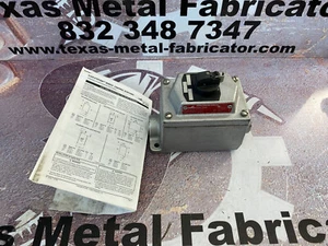 Cooper  EDSC21275 S635 Explosion Proof Operated Selector Switch Station 600VAC - Picture 1 of 6