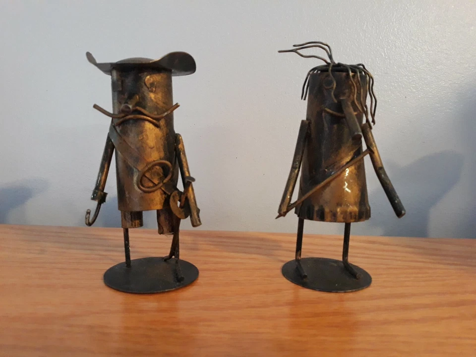 De colección Metal Lata Rústico Pirata Gancho Y Clavija Pierna Con Esposa Estatuillas Raras Foto 1 de 4