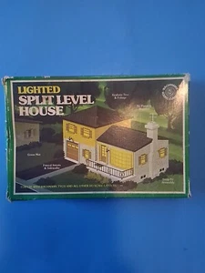 ho scale Bachmann split level house kit #49-2572 - Picture 1 of 5