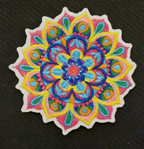 Mandala Namaste Fiore Yoga Chakra Fiori Fiori Toppa Ricamata Ferro/Cucito 0287 - Foto 1 di 3