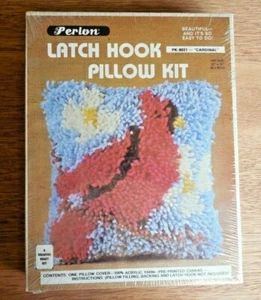 NUEVO/SELLADO Kit de Almohada Gancho Pestillo Perlon Vintage #PK-8021 "Cardinal" 12x12 - Imagen 1 de 3