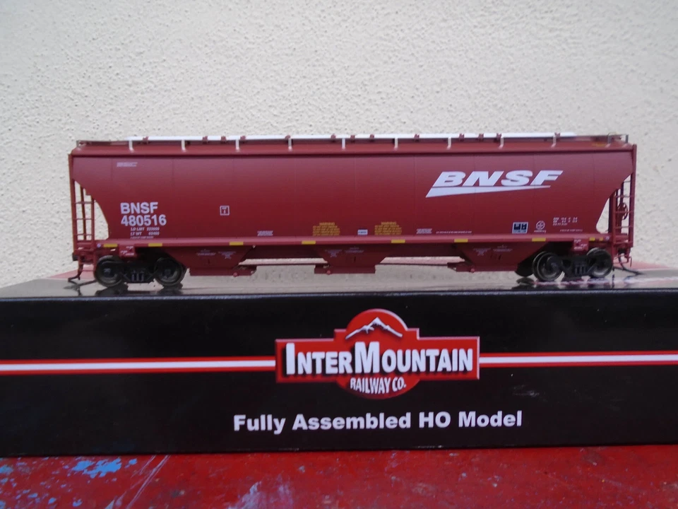 InterMountain 472107 HO Scale Trinity 5161 Cu. Ft. Covered Hopper BNSF "Swoosh"