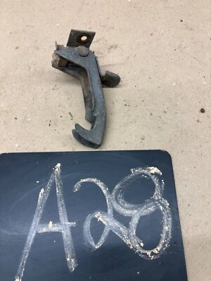 Dodge D100 D150 D350 1981 83 84 86 1987 OEM capó pestillo gancho seguro OE 88 8 Foto 1 de 4