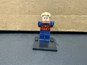 LEGO® Minifig sh0772 - Captain Marvel (Carol Danvers) - Tan Hair Swept Back - Picture 1 of 4