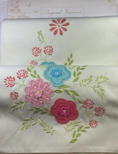 Corredor de mesa floral decorativo Inspired Treasures poliéster crema 13 x 72 pulgadas - Imagen 1 de 2