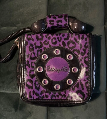 Cartera de teléfono Betseyville púrpura con estampado de animales Llámame teléfono es utilería Betsy Johnson Foto 1 de 4