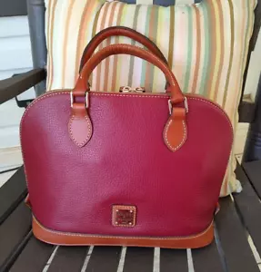 Borsa a tracolla vino Borgogna nuova con etichette Dooney & Bourke in pelle grana di ciottoli cerniera $198 NUOVA - Foto 1 di 16