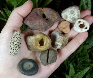 Konvolut 9 Natursteine gebohrt - Mineral Sammlung alt Reiki Pflege - Bild 1 von 4