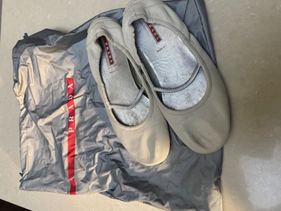 Zapatos planos de ballet Prada sin cordones para mujer talla 36 EU/5,5 EE. UU. correa crema y plateada Foto 1 de 4