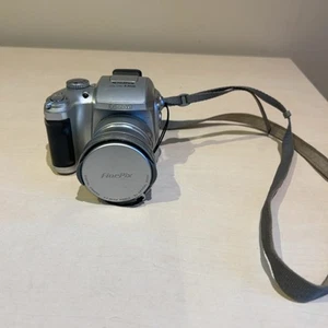 Fujifilm FinePix S3000 Digitalkamera 3.2MP 6x optischer Zoom silber - Bild 1 von 10