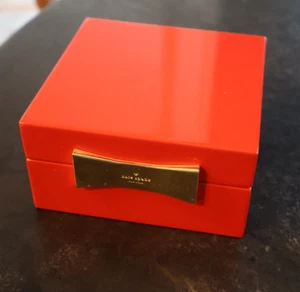 KATE SPADE Garden Drive Rojo LACADO Joyero Cuadrado 4" x 4" BONITO - Imagen 1 de 4